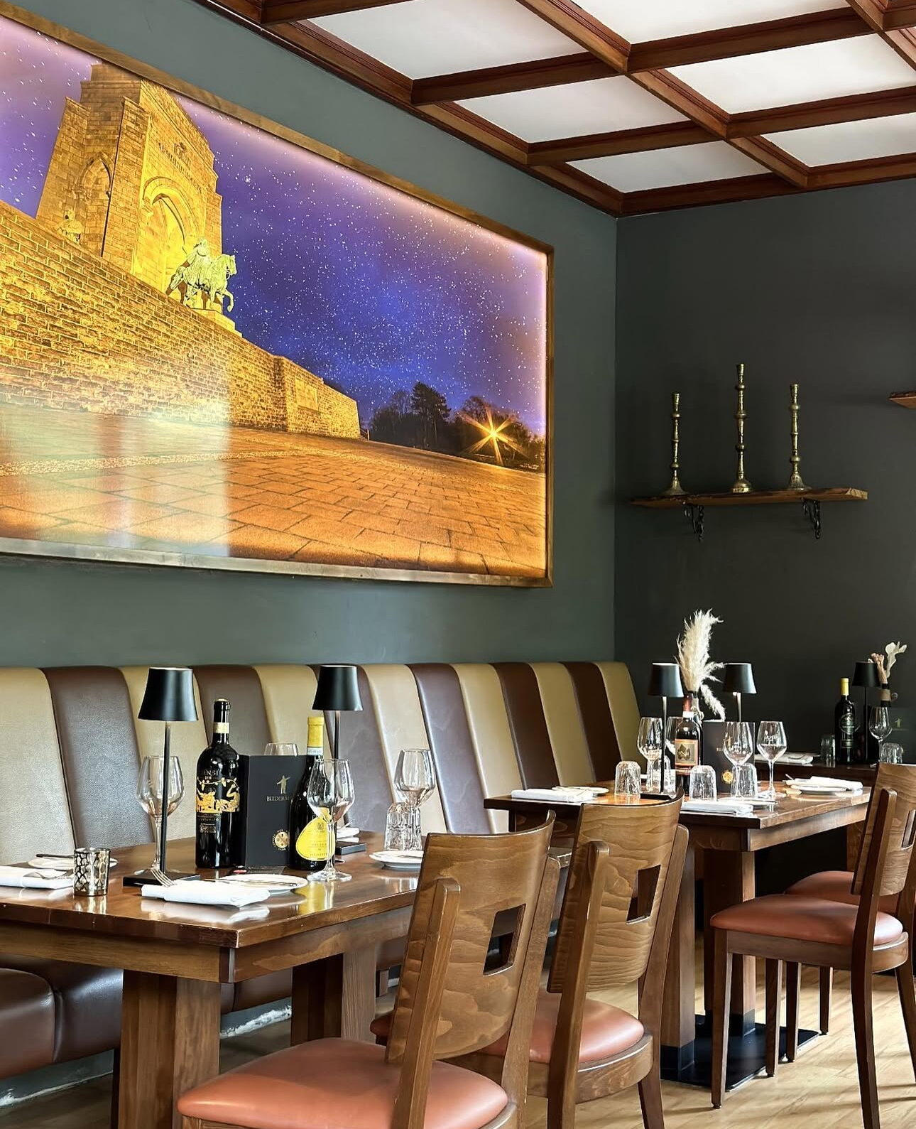 Gastraum des Restaurants Biedermeier mit Wandbild der Hohensyburg
