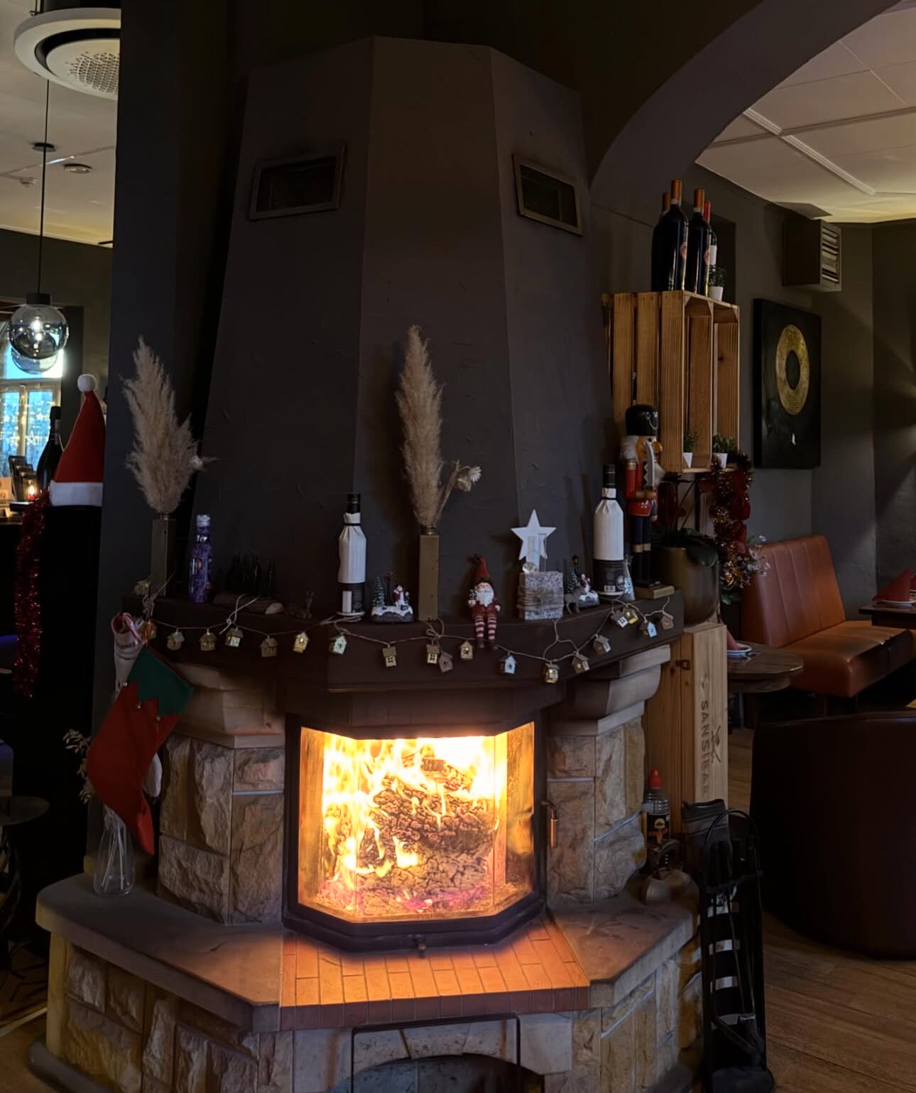 Kamin in der Bar des Restaurants Biedermeier